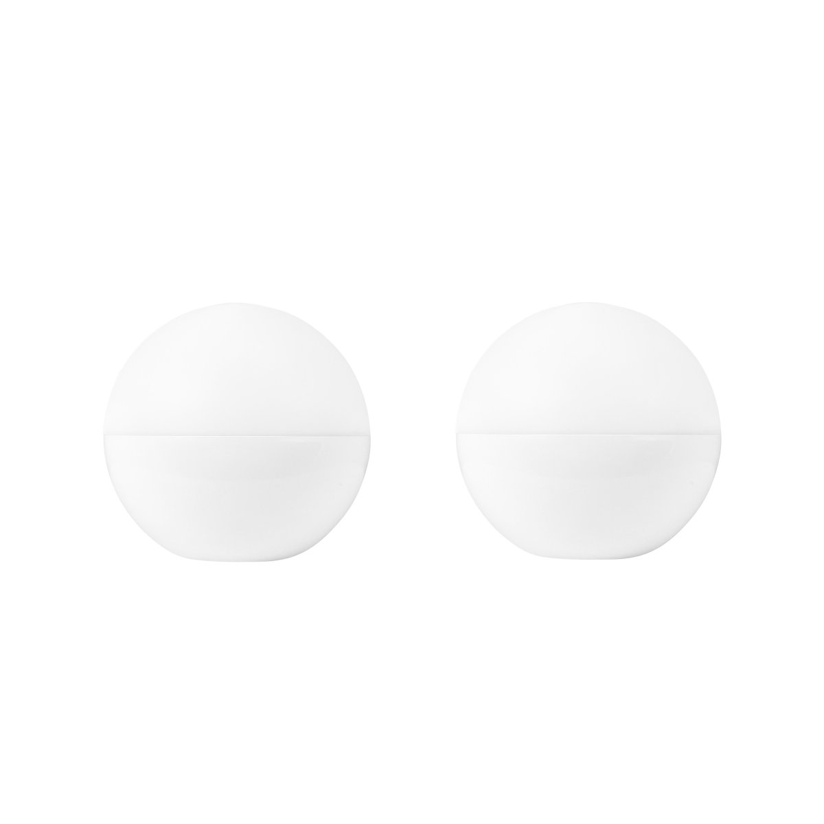 Alba 10cm Pack De 2 Blanc portable De Dyberg Larsen - Les lampes sont &eacute;quip&eacute;es de LED int&eacute;gr&eacute;es offrant trois niveaux de luminosit&eacute;, facilement r&eacute;glables gr&acirc;ce &agrave; un capteur tactile situ&eacute; sur le dessus de l'abat-jour ou &agrave; la t&eacute;l&eacute;commande fournie.