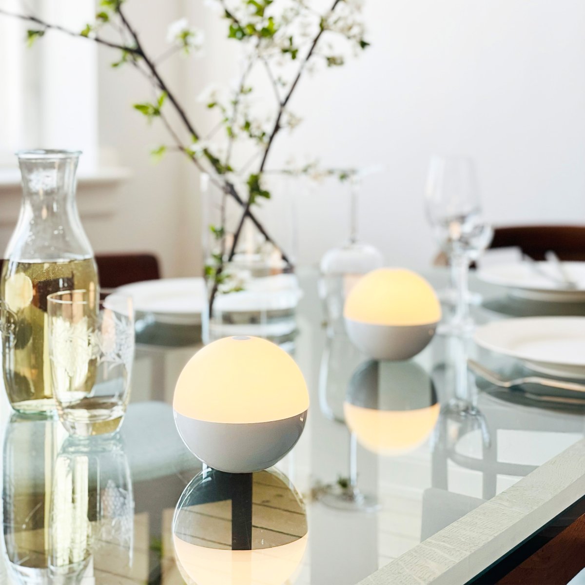 Alba 10cm Pack De 2 Blanc portable De Dyberg Larsen - Les lampes sont &eacute;quip&eacute;es de LED int&eacute;gr&eacute;es offrant trois niveaux de luminosit&eacute;, facilement r&eacute;glables gr&acirc;ce &agrave; un capteur tactile situ&eacute; sur le dessus de l'abat-jour ou &agrave; la t&eacute;l&eacute;commande fournie.