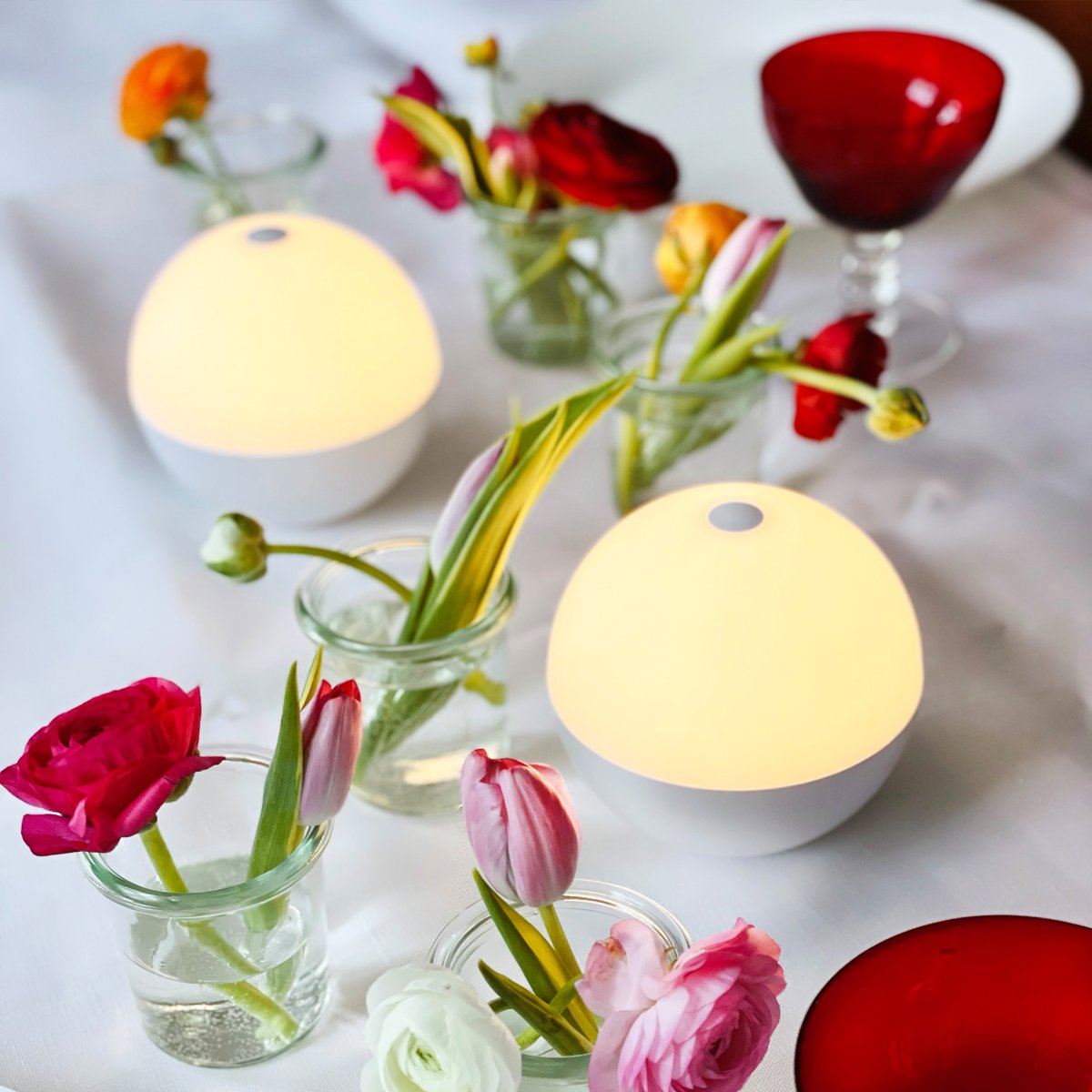 Alba 10cm Pack De 2 Blanc portable De Dyberg Larsen - Les lampes sont &eacute;quip&eacute;es de LED int&eacute;gr&eacute;es offrant trois niveaux de luminosit&eacute;, facilement r&eacute;glables gr&acirc;ce &agrave; un capteur tactile situ&eacute; sur le dessus de l'abat-jour ou &agrave; la t&eacute;l&eacute;commande fournie.