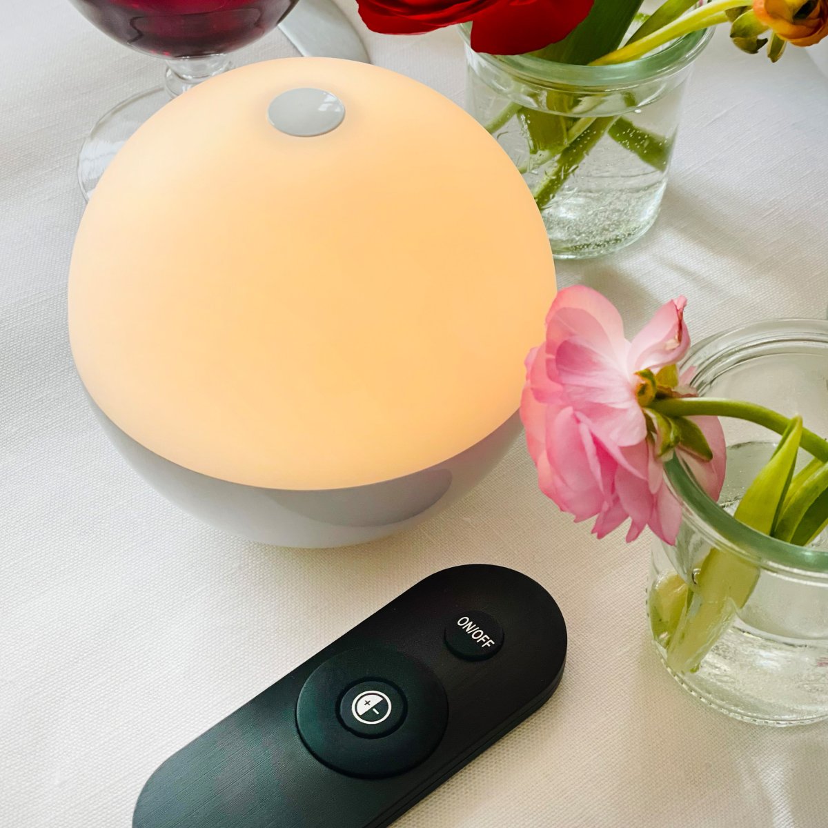 Alba 10cm Pack De 2 Blanc portable De Dyberg Larsen - Les lampes sont &eacute;quip&eacute;es de LED int&eacute;gr&eacute;es offrant trois niveaux de luminosit&eacute;, facilement r&eacute;glables gr&acirc;ce &agrave; un capteur tactile situ&eacute; sur le dessus de l'abat-jour ou &agrave; la t&eacute;l&eacute;commande fournie.