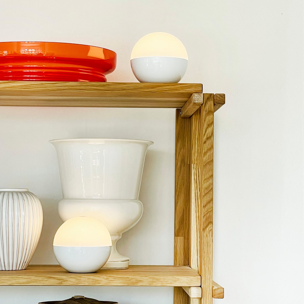 Alba 10cm Pack De 2 Blanc portable De Dyberg Larsen - Les lampes sont &eacute;quip&eacute;es de LED int&eacute;gr&eacute;es offrant trois niveaux de luminosit&eacute;, facilement r&eacute;glables gr&acirc;ce &agrave; un capteur tactile situ&eacute; sur le dessus de l'abat-jour ou &agrave; la t&eacute;l&eacute;commande fournie.