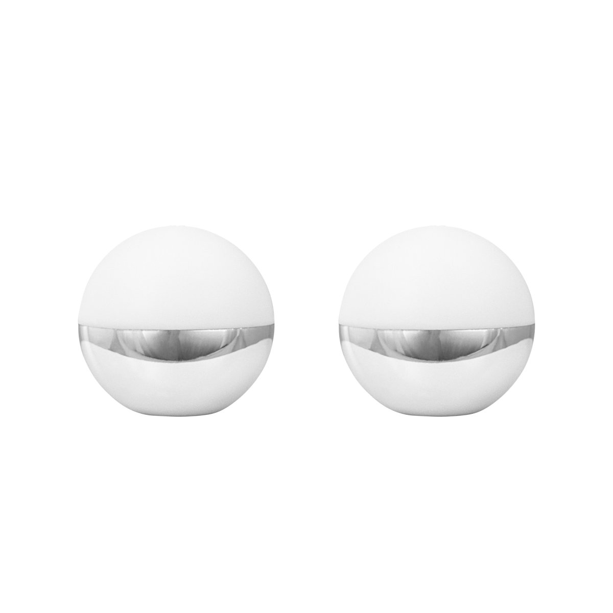 Alba 10cm Pack De 2 Chrome portable De Dyberg Larsen - Les lampes sont &eacute;quip&eacute;es de LED int&eacute;gr&eacute;es offrant trois niveaux de luminosit&eacute;, facilement r&eacute;glables gr&acirc;ce &agrave; un capteur tactile situ&eacute; sur le dessus de l'abat-jour ou &agrave; la t&eacute;l&eacute;commande fournie.