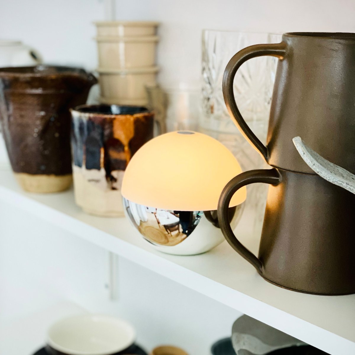 Alba 10cm Pack De 2 Chrome portable De Dyberg Larsen - Les lampes sont &eacute;quip&eacute;es de LED int&eacute;gr&eacute;es offrant trois niveaux de luminosit&eacute;, facilement r&eacute;glables gr&acirc;ce &agrave; un capteur tactile situ&eacute; sur le dessus de l'abat-jour ou &agrave; la t&eacute;l&eacute;commande fournie.