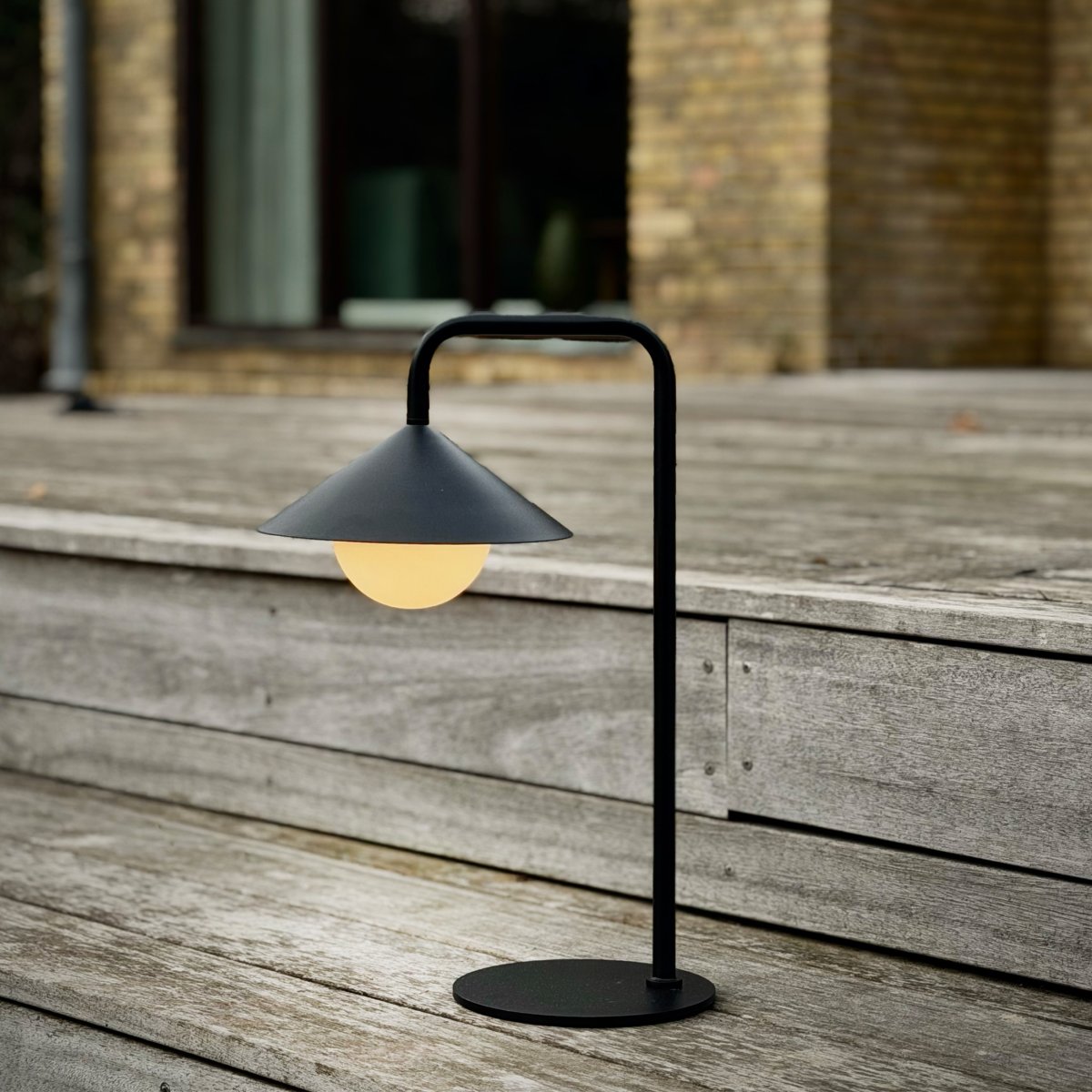 Nova 46cm Noir portable De Dyberg Larsen - La lampe de table portable Nova allie design moderne et fonctionnalit&eacute;s intelligentes, ce qui la rend id&eacute;ale pour une utilisation int&eacute;rieure et ext&eacute;rieure.