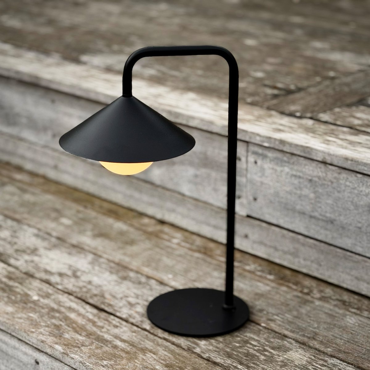 Nova 46cm Noir portable De Dyberg Larsen - La lampe de table portable Nova allie design moderne et fonctionnalit&eacute;s intelligentes, ce qui la rend id&eacute;ale pour une utilisation int&eacute;rieure et ext&eacute;rieure.