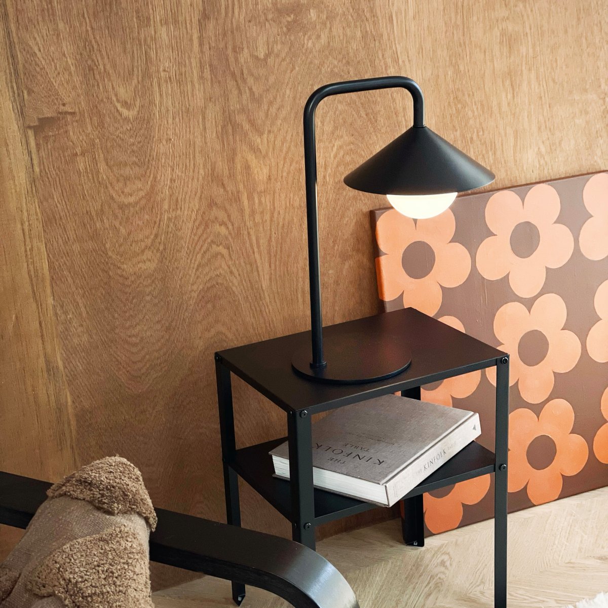 Nova 46cm Noir portable De Dyberg Larsen - La lampe de table portable Nova allie design moderne et fonctionnalit&eacute;s intelligentes, ce qui la rend id&eacute;ale pour une utilisation int&eacute;rieure et ext&eacute;rieure.