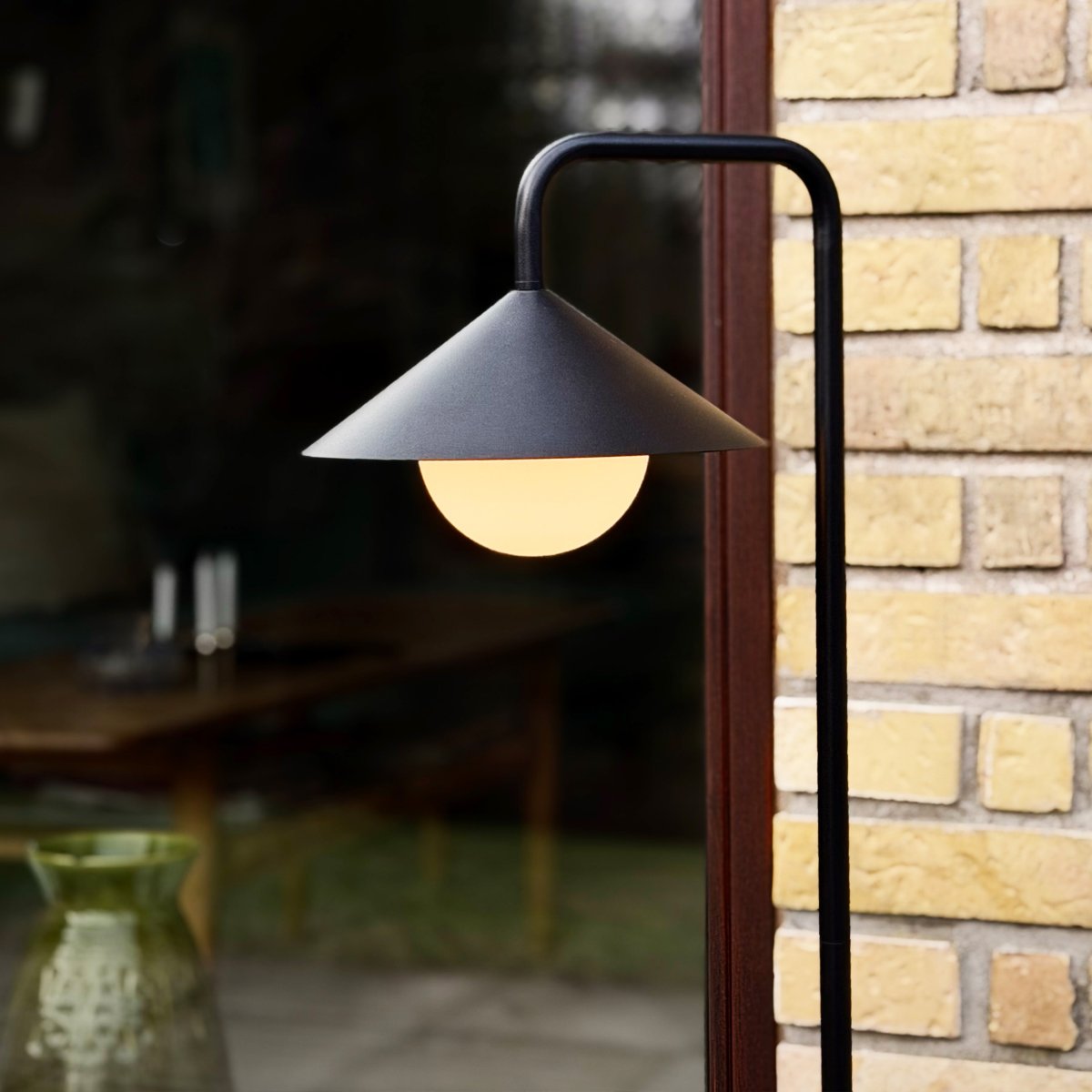 Nova 80cm Noir portable De Dyberg Larsen - La borne lumineuse portable Nova allie design moderne et fonctionnalit&eacute;s intelligentes, ce qui la rend id&eacute;ale pour une utilisation int&eacute;rieure et ext&eacute;rieure.