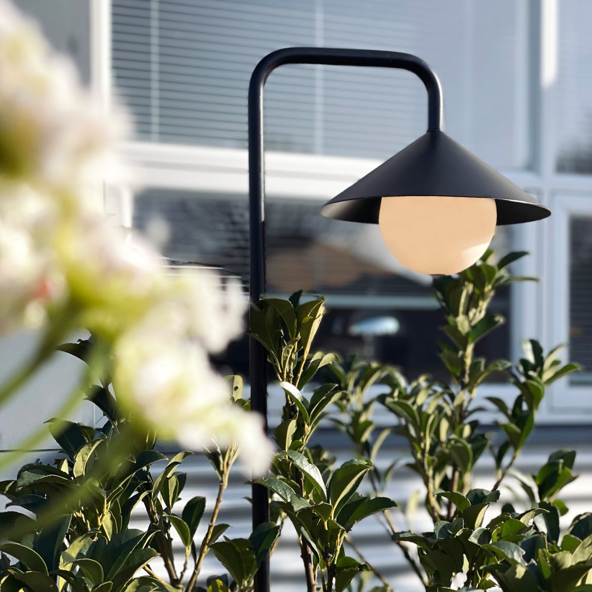Nova 80cm Noir portable De Dyberg Larsen - La borne lumineuse portable Nova allie design moderne et fonctionnalit&eacute;s intelligentes, ce qui la rend id&eacute;ale pour une utilisation int&eacute;rieure et ext&eacute;rieure.