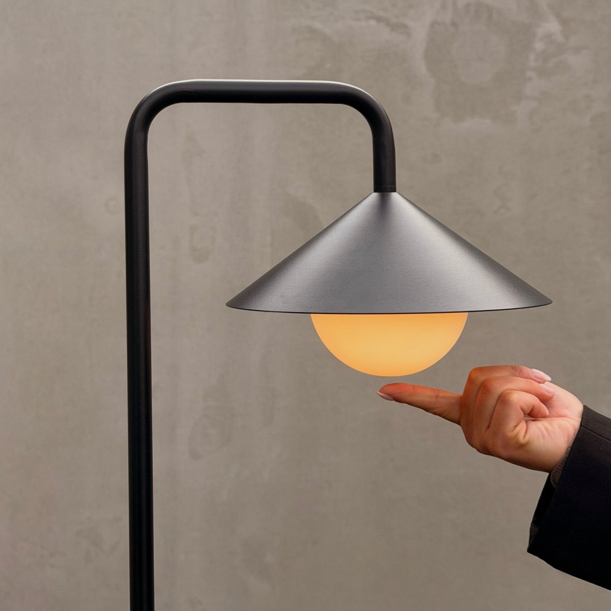 Nova 80cm Noir portable De Dyberg Larsen - La borne lumineuse portable Nova allie design moderne et fonctionnalit&eacute;s intelligentes, ce qui la rend id&eacute;ale pour une utilisation int&eacute;rieure et ext&eacute;rieure.