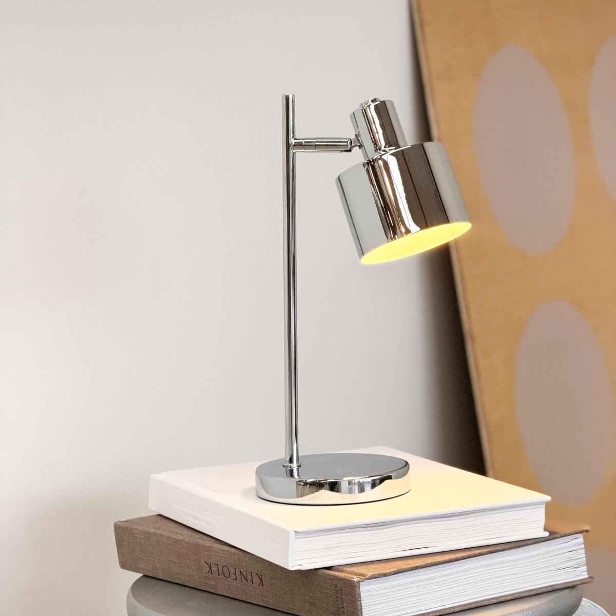 Ocean Mini 28cm Chrome portable De Dyberg Larsen - L'Ocean Mini est une version compacte et rechargeable de la c&eacute;l&egrave;bre lampe de table, alliant design r&eacute;tro et fonctionnalit&eacute;s modernes.