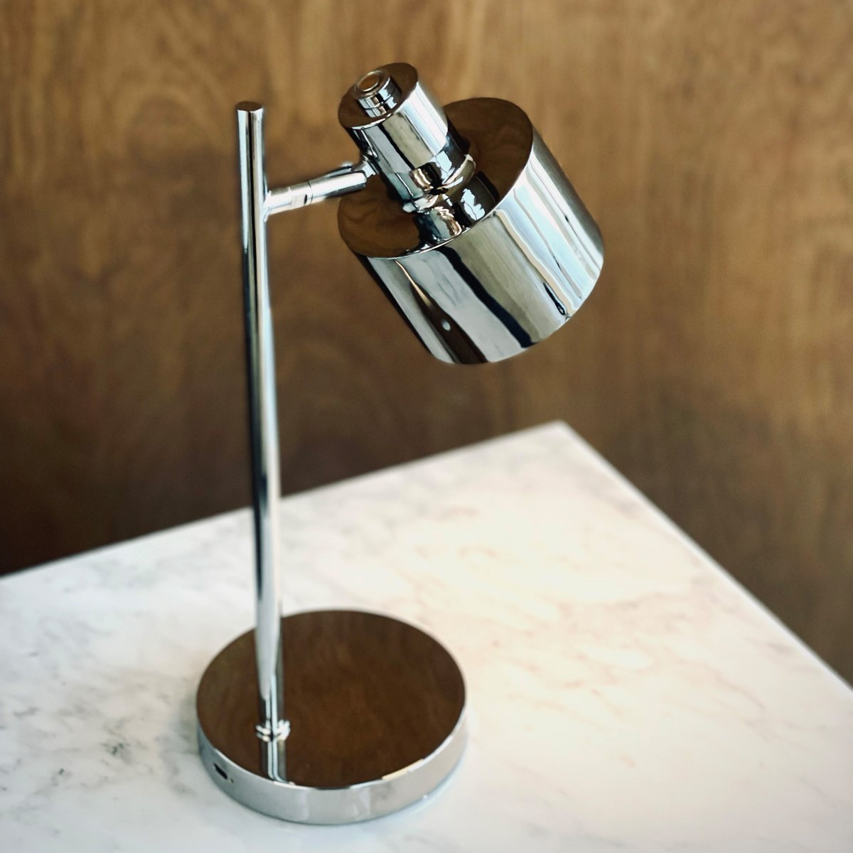 Ocean Mini 28cm Chrome portable De Dyberg Larsen - L'Ocean Mini est une version compacte et rechargeable de la c&eacute;l&egrave;bre lampe de table, alliant design r&eacute;tro et fonctionnalit&eacute;s modernes.