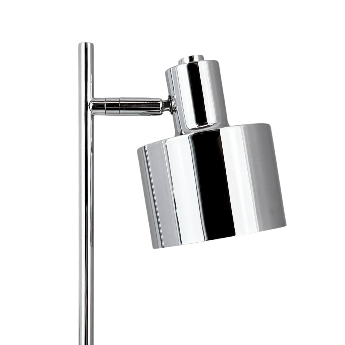 Ocean Mini 28cm Chrome portable De Dyberg Larsen - L'Ocean Mini est une version compacte et rechargeable de la c&eacute;l&egrave;bre lampe de table, alliant design r&eacute;tro et fonctionnalit&eacute;s modernes.