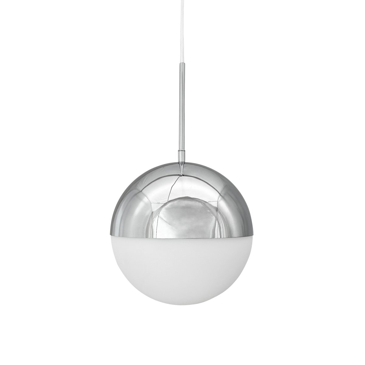 Nova Ø25 Chrome suspension De Dyberg Larsen - Ronde, avec son abat-jour chrom&eacute; en forme de d&ocirc;me et son pied en verre opale, elle diffuse une lumi&egrave;re douce et agr&eacute;able.