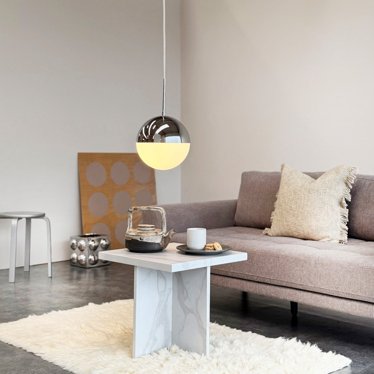 Nova Ø25 Chrome suspension De Dyberg Larsen - Ronde, avec son abat-jour chrom&eacute; en forme de d&ocirc;me et son pied en verre opale, elle diffuse une lumi&egrave;re douce et agr&eacute;able.