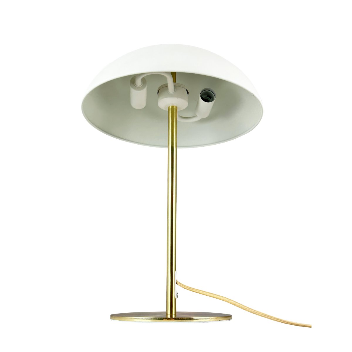 Globus 44cm Laiton/beige lampe de table De Dyberg Larsen - Avec un diam&egrave;tre de 30 cm et une hauteur de 44 cm, elle deviendra la pi&egrave;ce ma&icirc;tresse de votre d&eacute;coration.