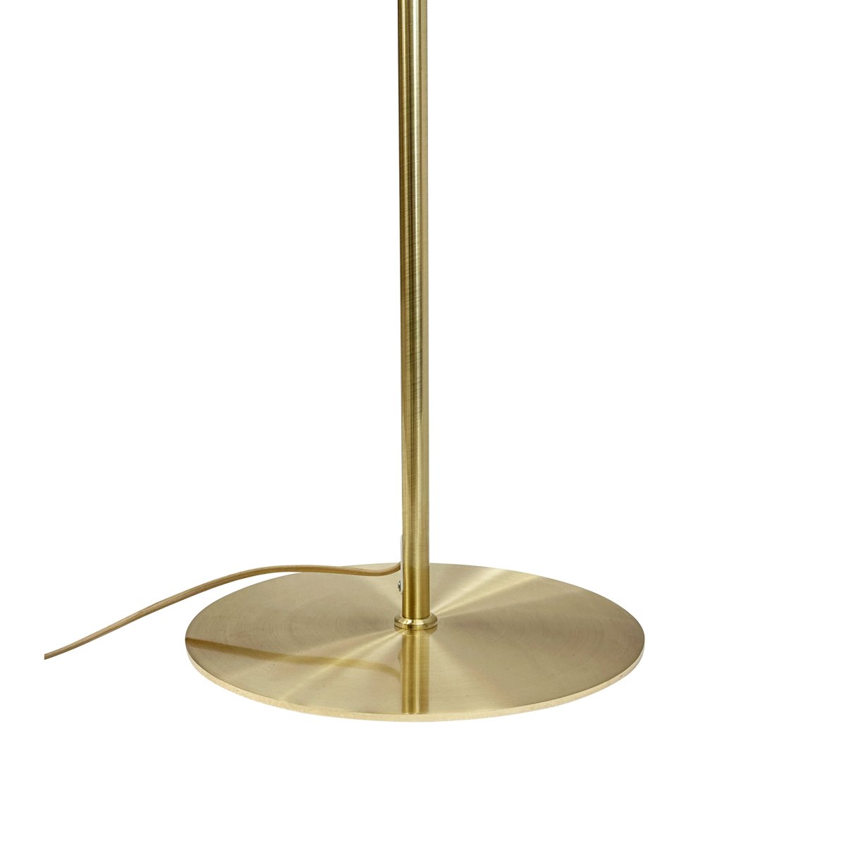 Globus Laiton/beige lampadaire De Dyberg Larsen - Avec un diam&egrave;tre de 45 cm et une hauteur de 150 cm, il deviendra la pi&egrave;ce ma&icirc;tresse de votre d&eacute;coration.