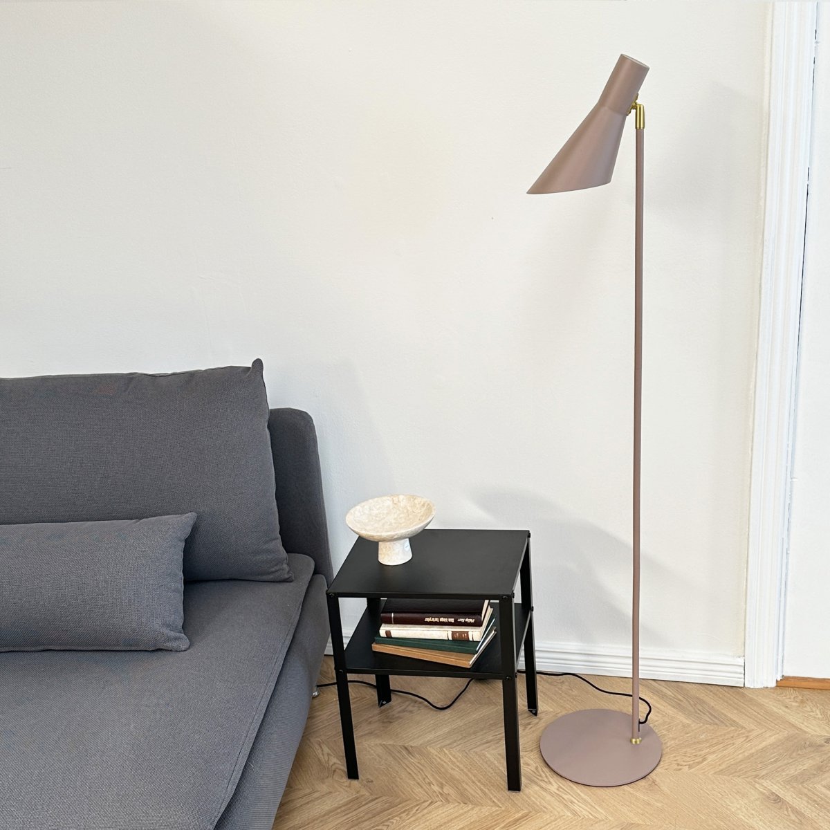 DL12 Beige lampadaire De Dyberg Larsen - Il est fourni avec un c&acirc;ble textile noir de 1,8 m, un interrupteur au pied et une prise secteur.