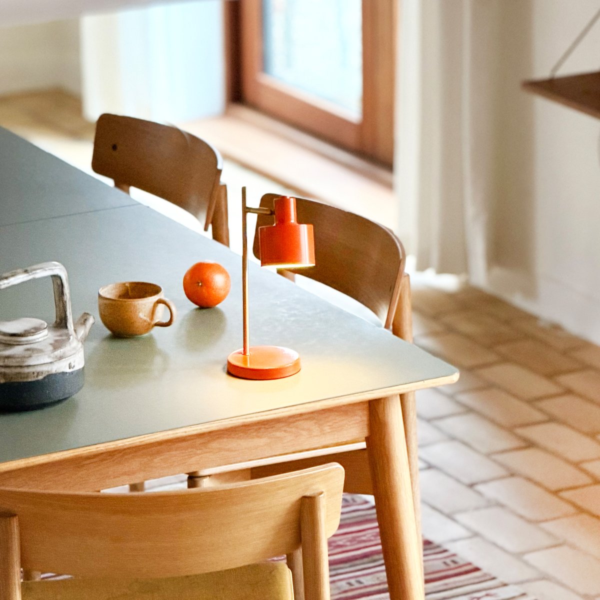 Ocean Mini 28cm Orange portable De Dyberg Larsen - L'Ocean Mini est une version compacte et rechargeable de la c&eacute;l&egrave;bre lampe de table, alliant design r&eacute;tro et fonctionnalit&eacute;s modernes.