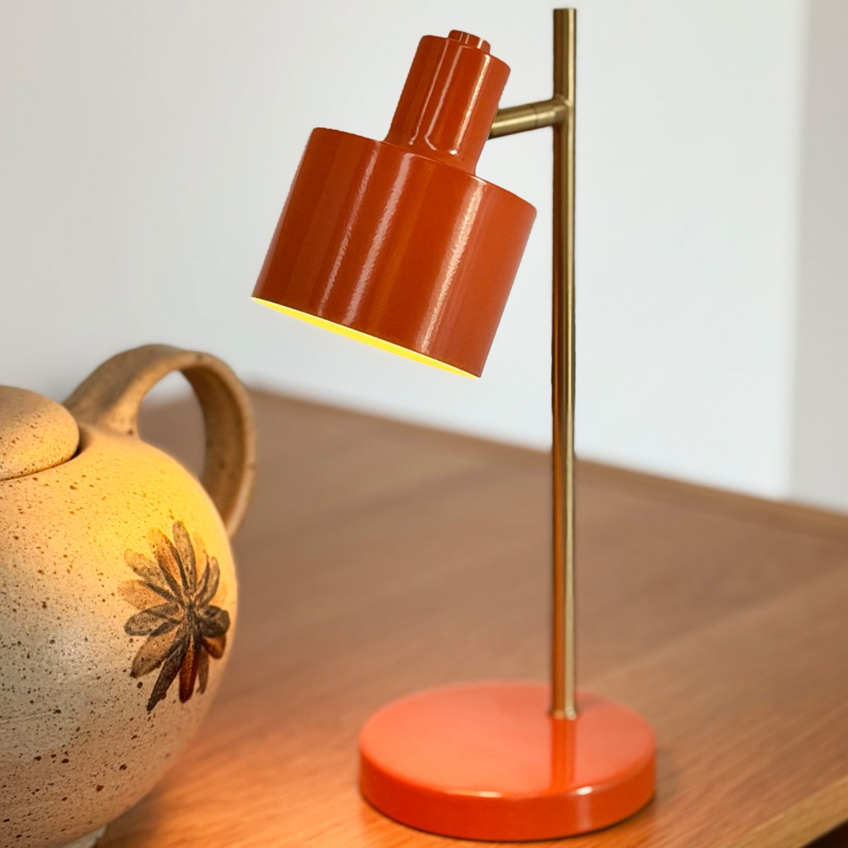Ocean Mini 28cm Orange portable De Dyberg Larsen - L'Ocean Mini est une version compacte et rechargeable de la c&eacute;l&egrave;bre lampe de table, alliant design r&eacute;tro et fonctionnalit&eacute;s modernes.