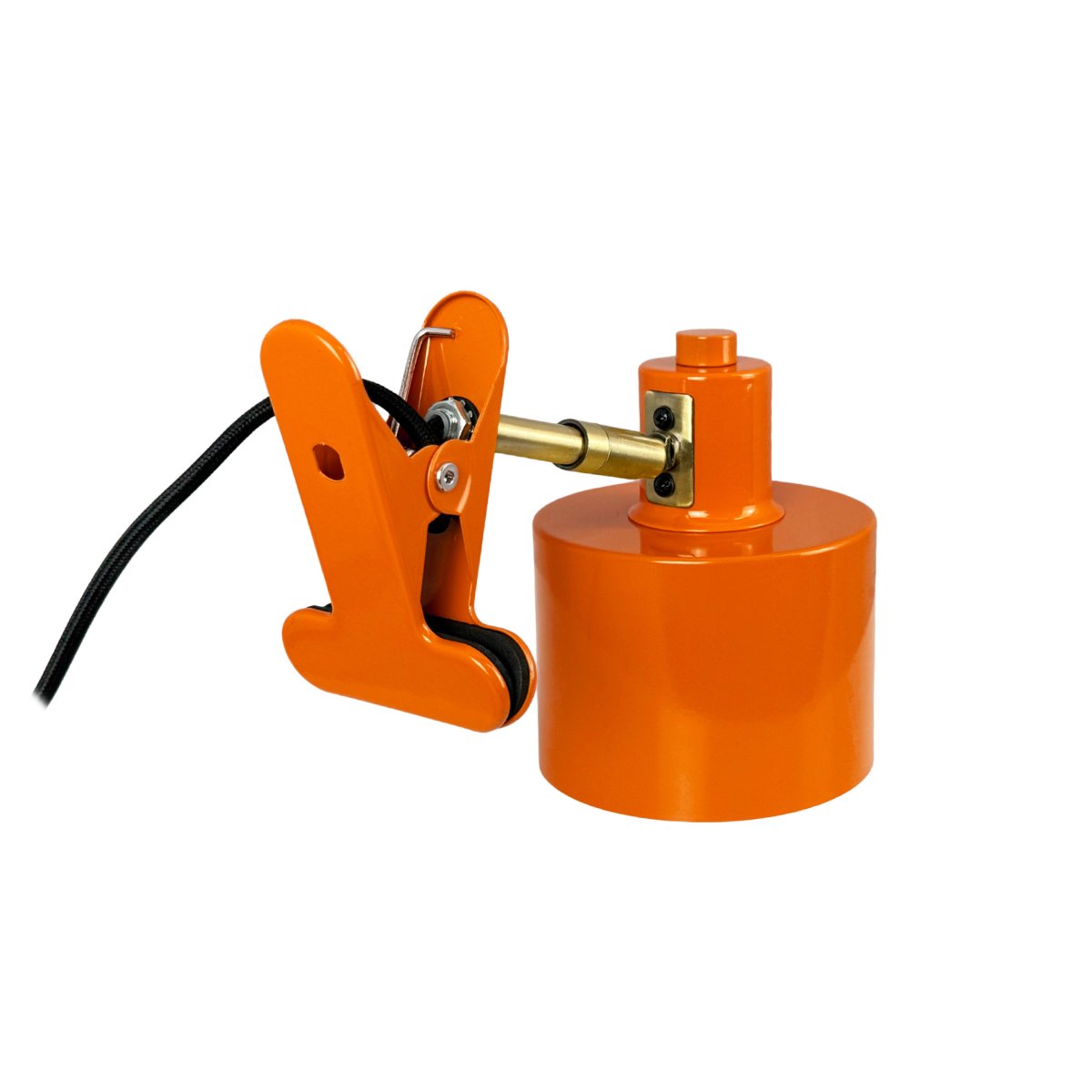 Ocean Orange lampe à pince De Dyberg Larsen - Elle allie fonctionnalit&eacute; et design moderne et minimaliste, cr&eacute;ant une ambiance calme et raffin&eacute;e.