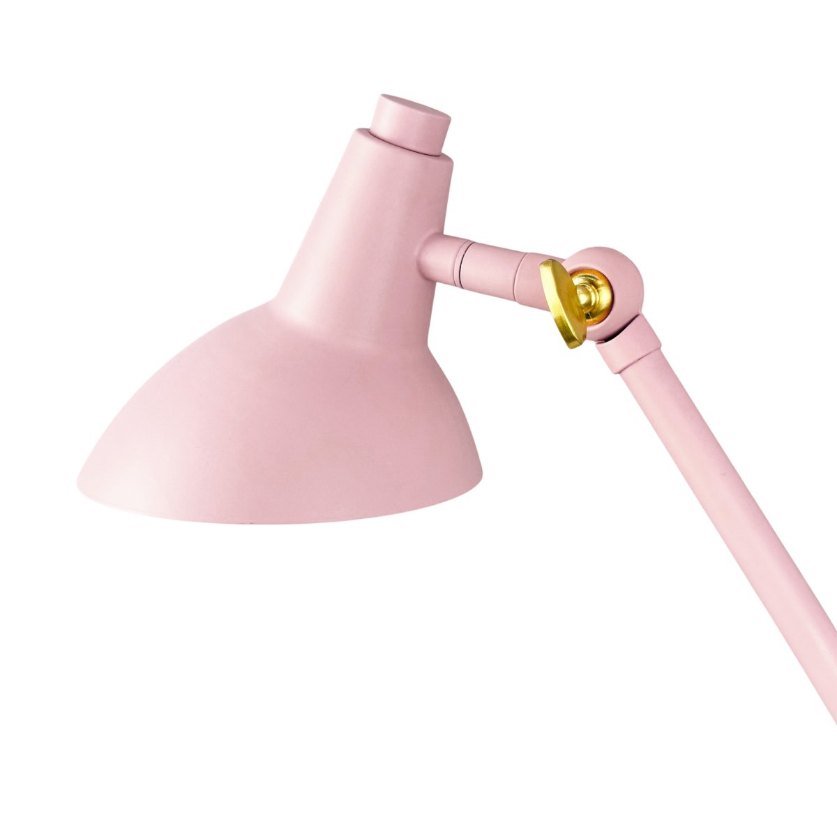 Vela 45cm Rose lampe de bureau De Dyberg Larsen - Elle diffuse une lumi&egrave;re douce et cibl&eacute;e et trouve parfaitement sa place sur un bureau, une table de chevet ou une table basse.