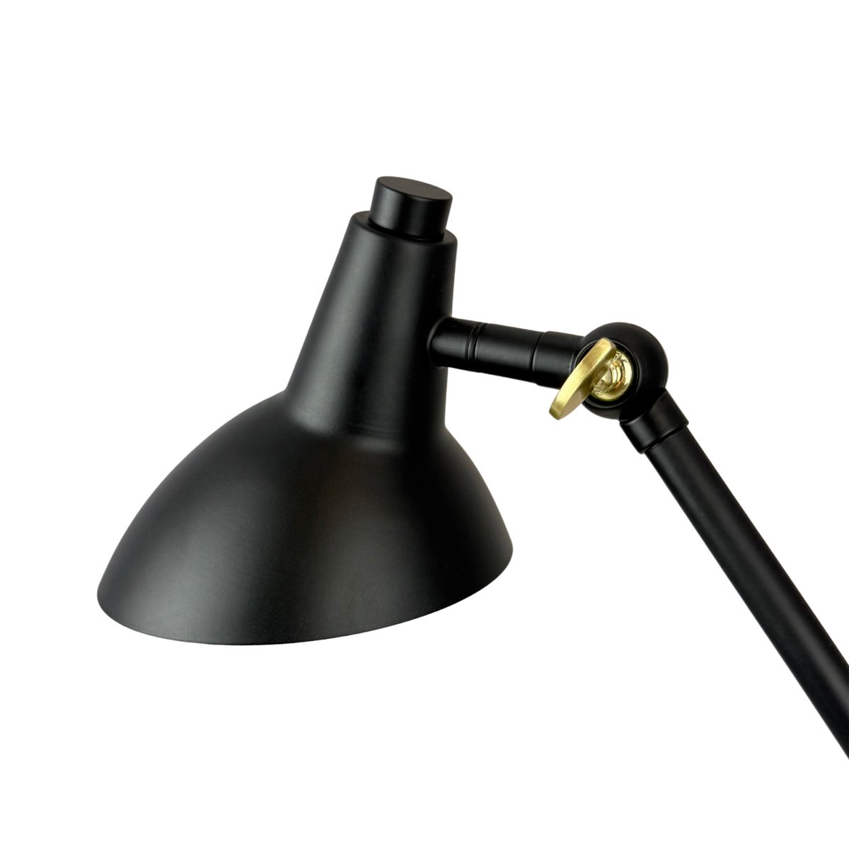 Vela 45cm Noir lampe de bureau De Dyberg Larsen - Elle diffuse une lumi&egrave;re douce et cibl&eacute;e et trouve parfaitement sa place sur un bureau, une table de chevet ou une table basse.