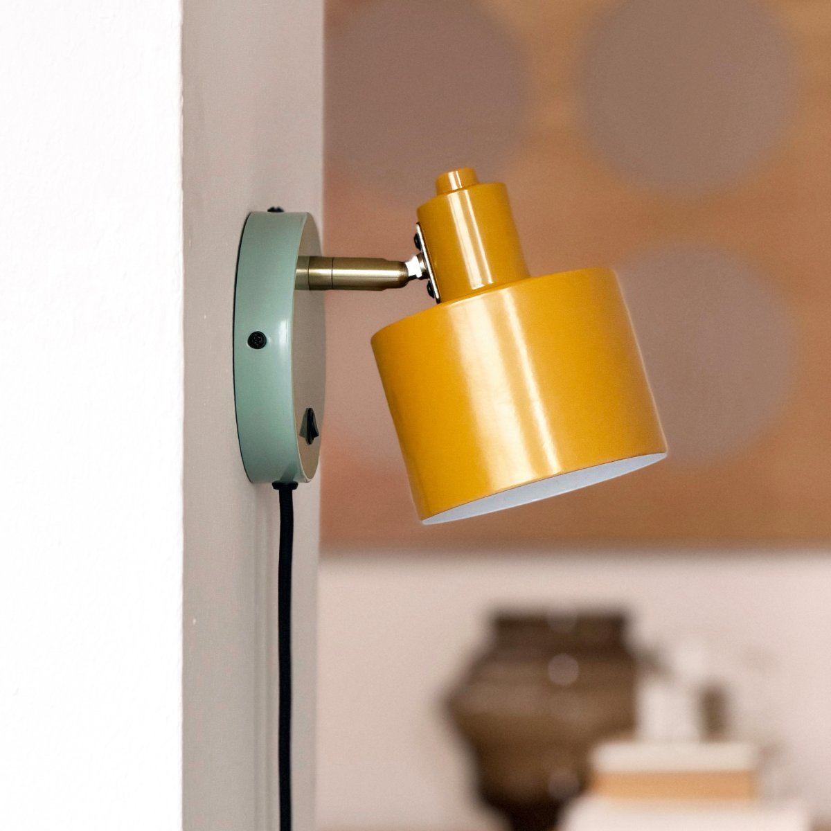 Ocean 16cm Multicolore lampe de lecture De Dyberg Larsen - La tige et le bras en laiton poli &agrave; la main conf&egrave;rent &agrave; la lampe une touche distinctive, tandis que sa couleur profonde cr&eacute;e une harmonie visuelle.