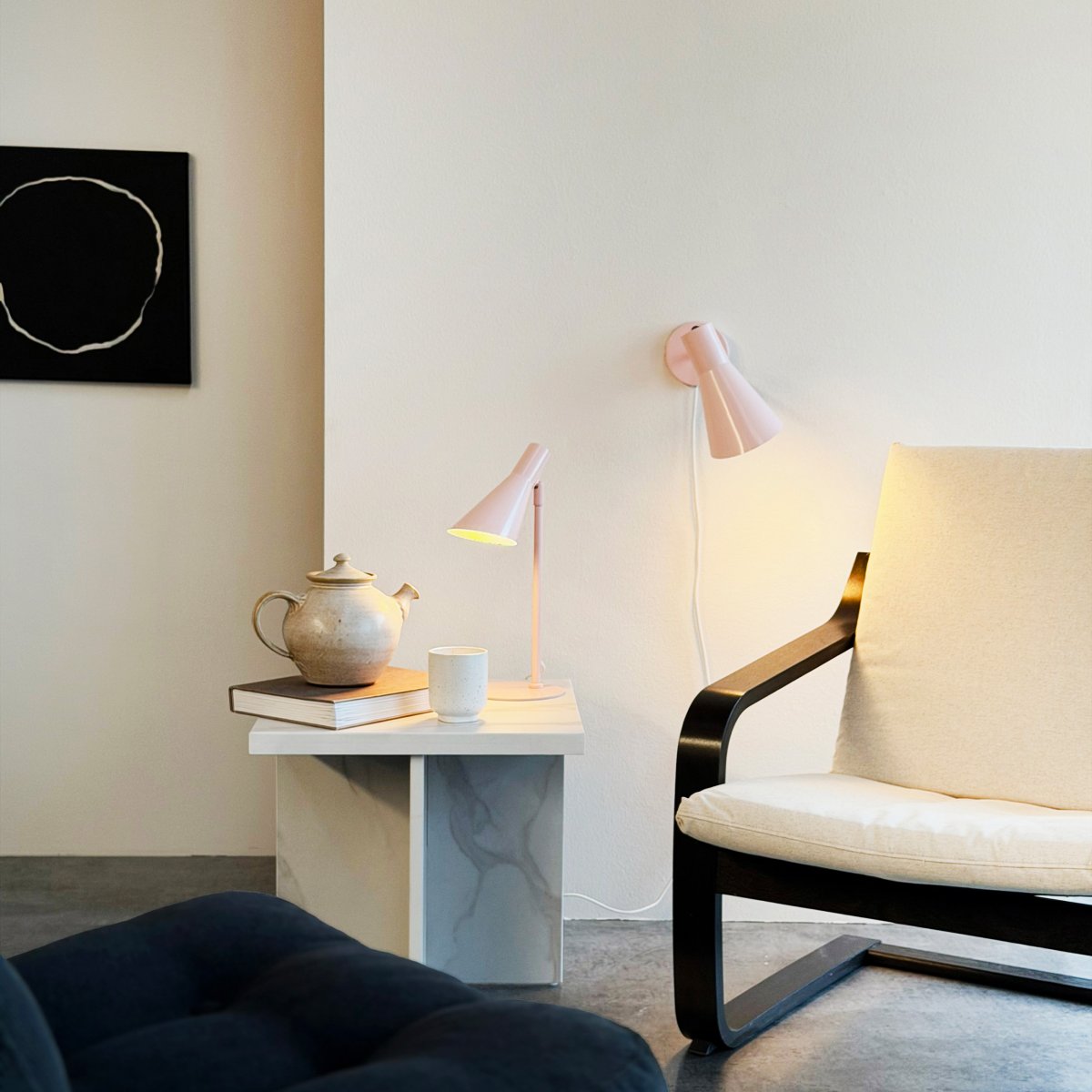 DL12 Mini 40cm Rose lampe de bureau De Dyberg Larsen - Elle est fournie avec un câble textile noir de 1,6 m, un interrupteur et une prise secteur.