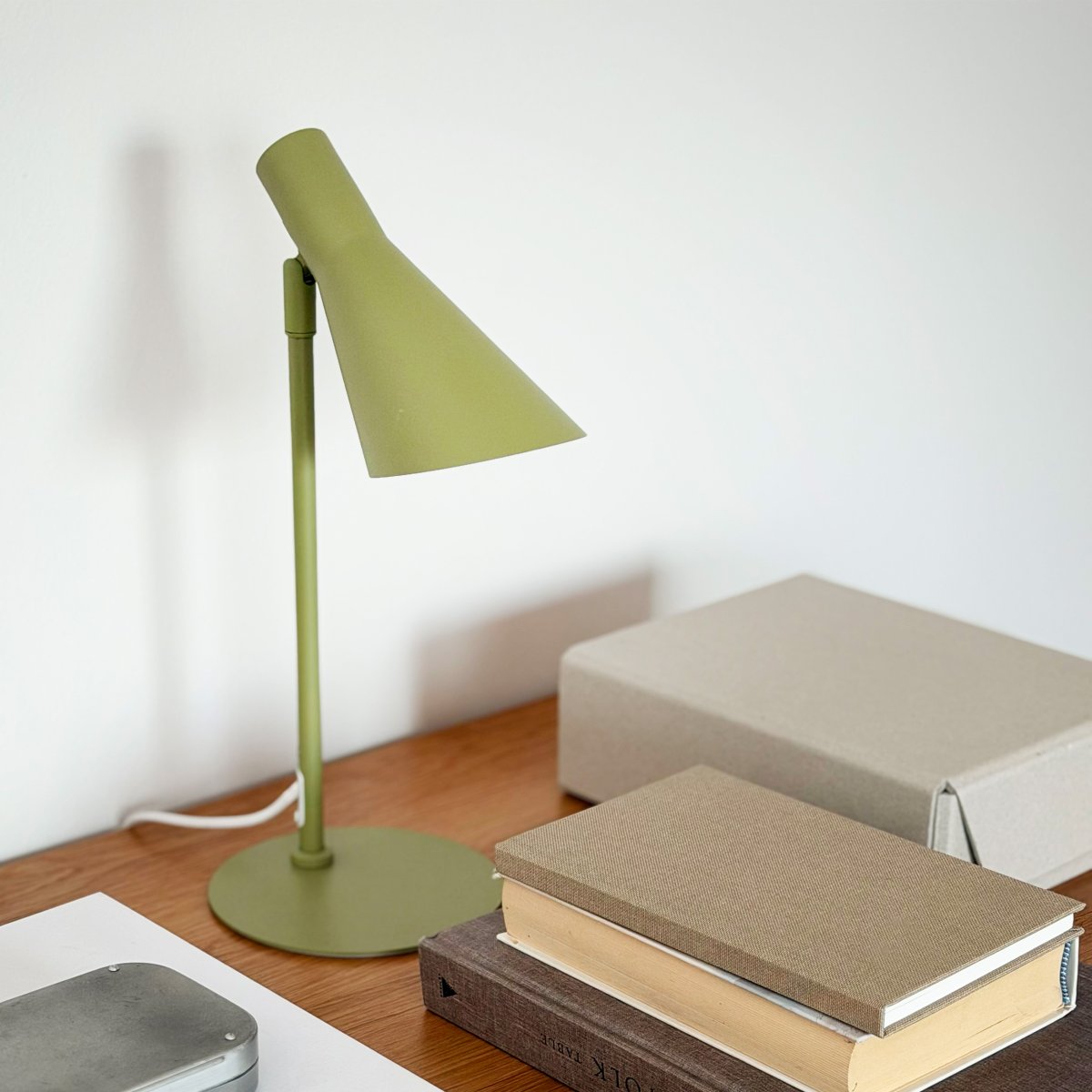 DL12 Mini 40cm Vert lampe de bureau De Dyberg Larsen - Avec ses lignes graphiques distinctives et sa silhouette &eacute;pur&eacute;e, elle est id&eacute;ale sur un bureau ou comme lampe de lecture dans le salon ou la chambre.