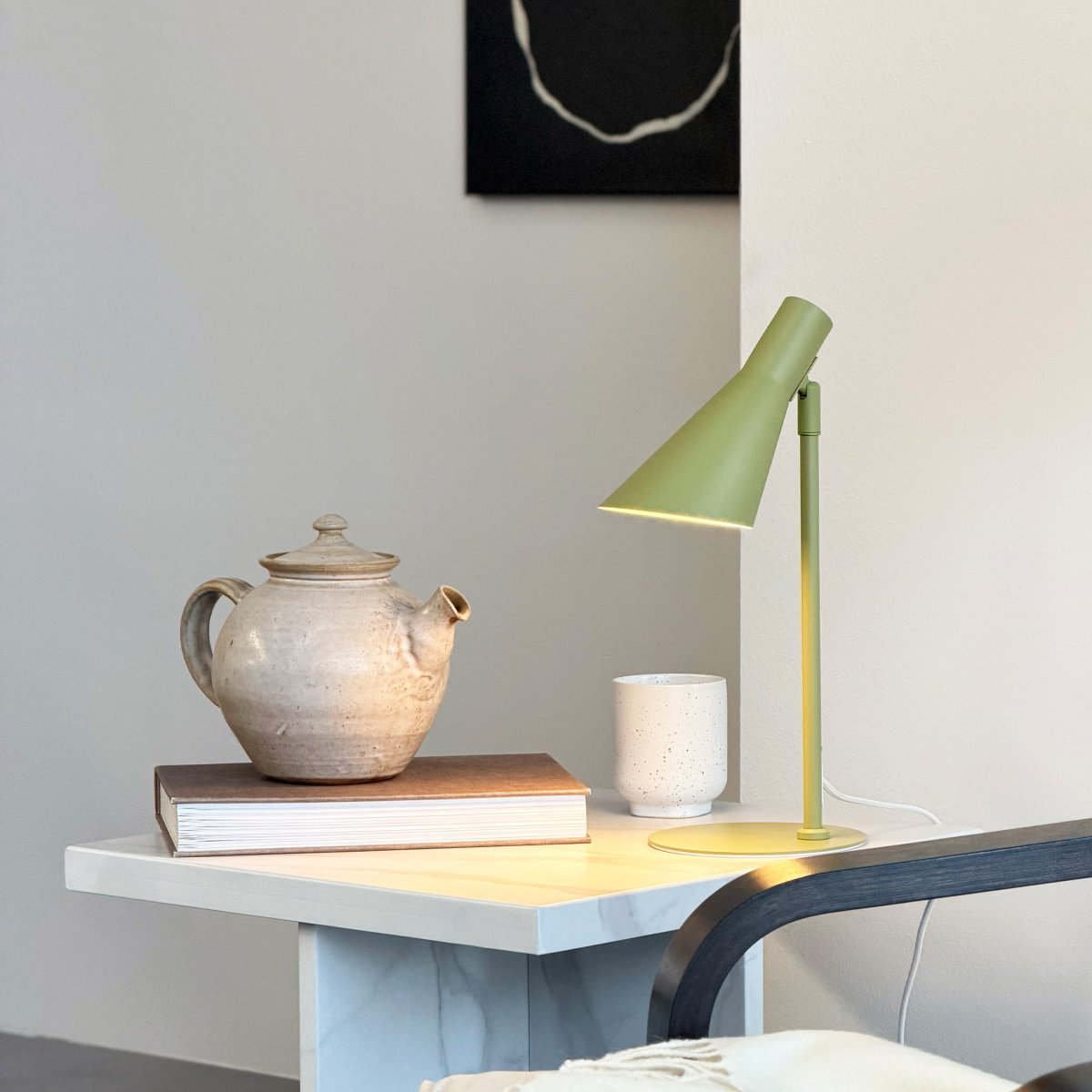 DL12 Mini 40cm Vert lampe de bureau De Dyberg Larsen - Avec ses lignes graphiques distinctives et sa silhouette &eacute;pur&eacute;e, elle est id&eacute;ale sur un bureau ou comme lampe de lecture dans le salon ou la chambre.