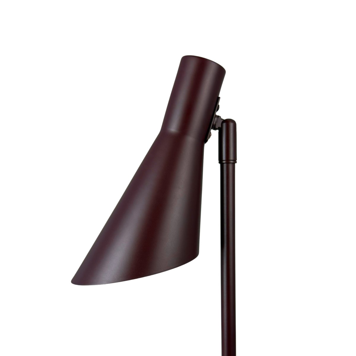 DL12 Mini 40cm Brun lampe de bureau De Dyberg Larsen - Elle est fournie avec un c&acirc;ble textile noir de 1,6 m, un interrupteur et une prise secteur.
