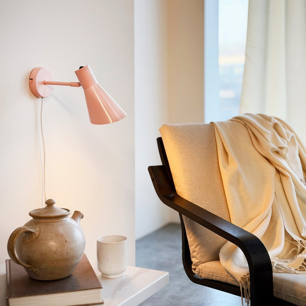 DL12 Rose lampe de lecture De Dyberg Larsen - Sa finition rose clair conf&egrave;re &agrave; la pi&egrave;ce une ambiance chaleureuse et diffuse une lumi&egrave;re agr&eacute;able et cibl&eacute;e.