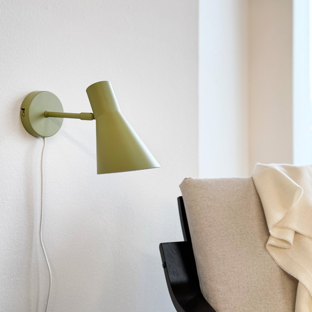 DL12 Vert lampe de lecture De Dyberg Larsen - Sa teinte verte subtile confère à la pièce une ambiance chaleureuse et diffuse une lumière agréable et ciblée.