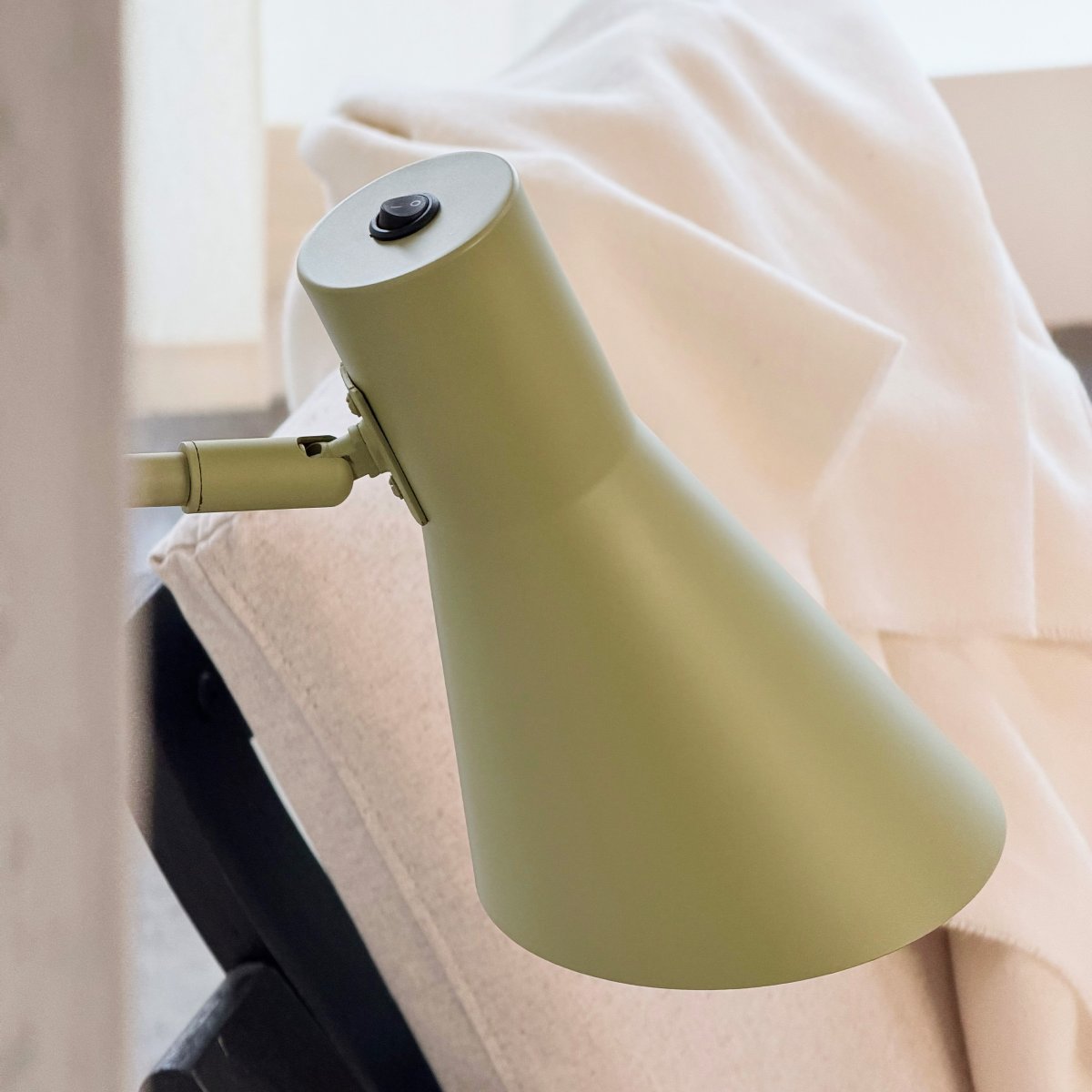 DL12 Vert lampe de lecture De Dyberg Larsen - Sa teinte verte subtile confère à la pièce une ambiance chaleureuse et diffuse une lumière agréable et ciblée.
