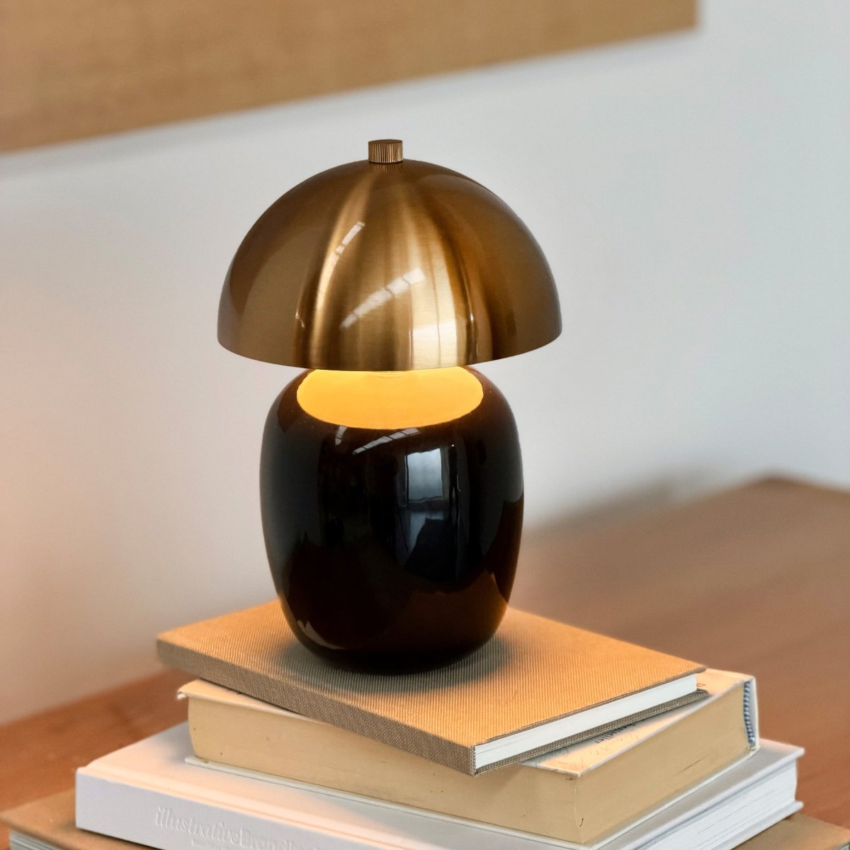 Manhatten 23cm Noir/laiton portable De Dyberg Larsen - La lampe se recharge compl&egrave;tement en environ 8 heures et offre jusqu'&agrave; 40 heures d'autonomie &agrave; faible intensit&eacute; et jusqu'&agrave; 8 heures &agrave; intensit&eacute; maximale.