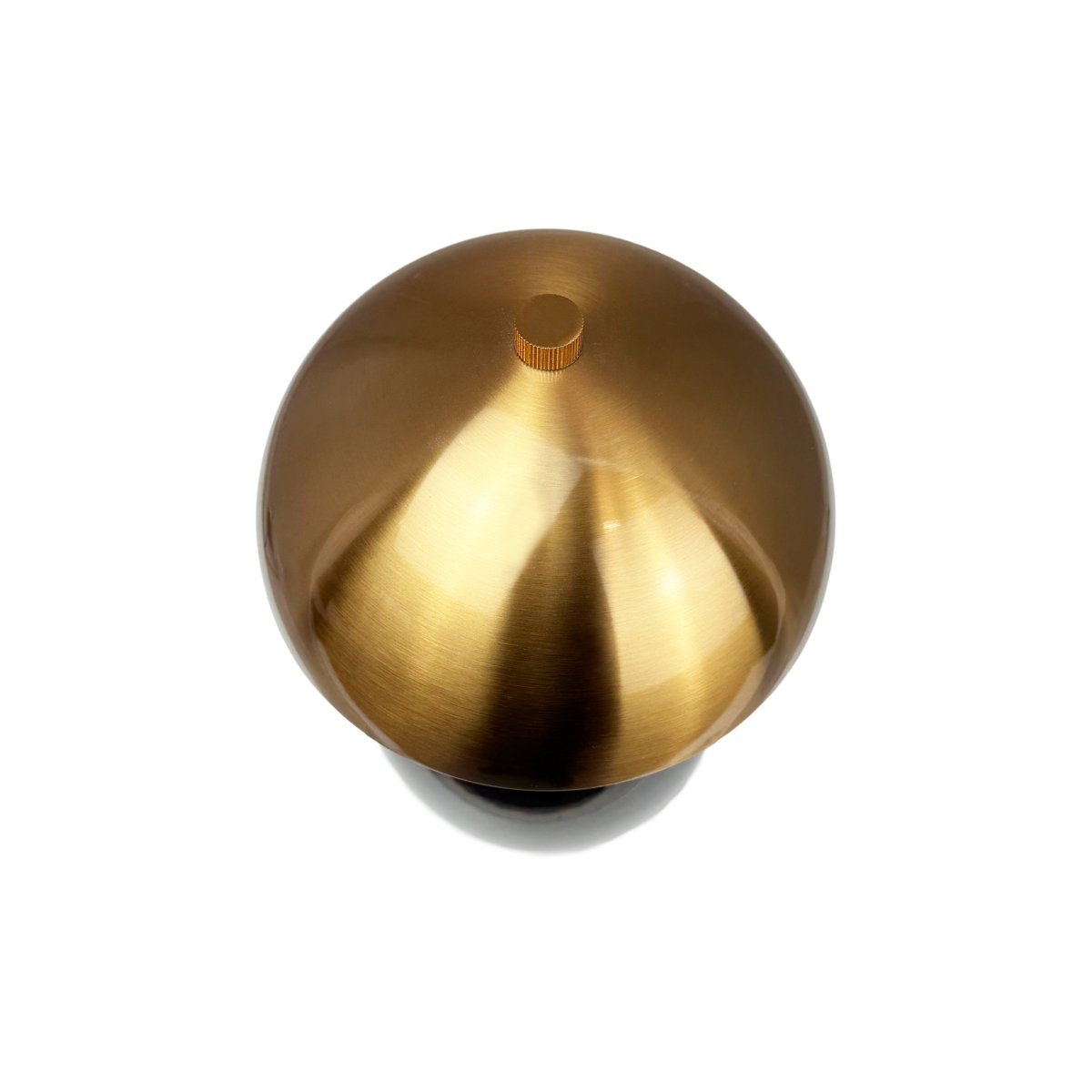 Manhatten 23cm Noir/laiton portable De Dyberg Larsen - La lampe se recharge compl&egrave;tement en environ 8 heures et offre jusqu'&agrave; 40 heures d'autonomie &agrave; faible intensit&eacute; et jusqu'&agrave; 8 heures &agrave; intensit&eacute; maximale.