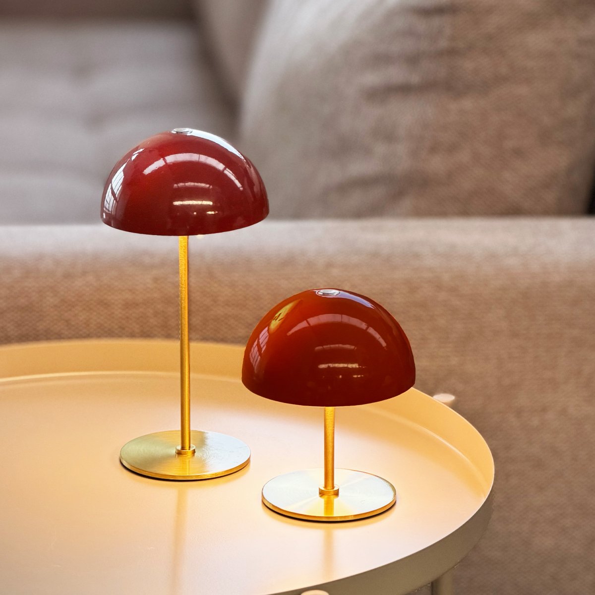 Along Ensemble 20cm ROUGE portable De Dyberg Larsen - Les lampes sont &eacute;quip&eacute;es de LED int&eacute;gr&eacute;es et offrent trois niveaux de luminosit&eacute; r&eacute;glables gr&acirc;ce &agrave; un variateur tactile situ&eacute; sur le dessus.