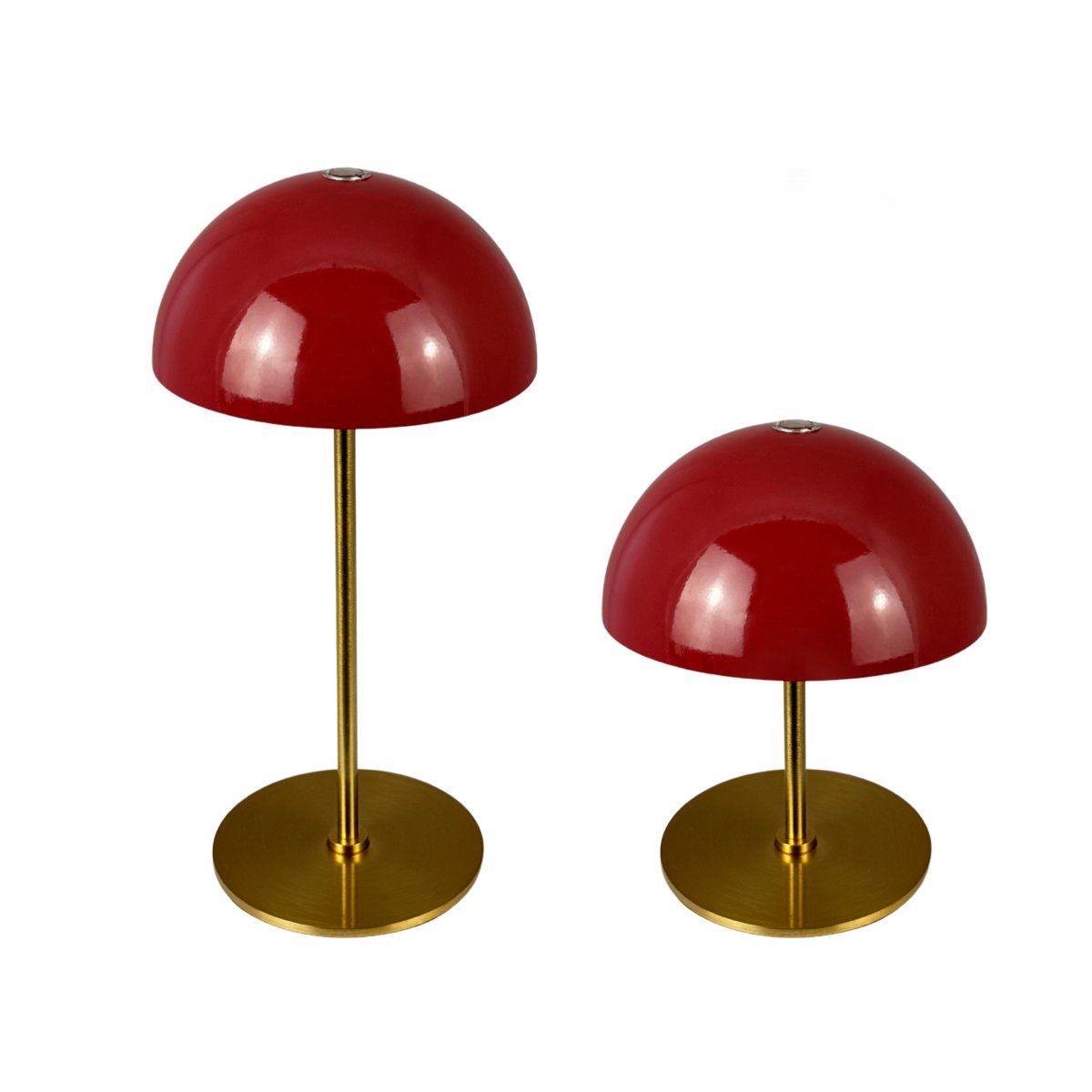 Along Ensemble 20cm ROUGE portable De Dyberg Larsen - Les lampes sont &eacute;quip&eacute;es de LED int&eacute;gr&eacute;es et offrent trois niveaux de luminosit&eacute; r&eacute;glables gr&acirc;ce &agrave; un variateur tactile situ&eacute; sur le dessus.