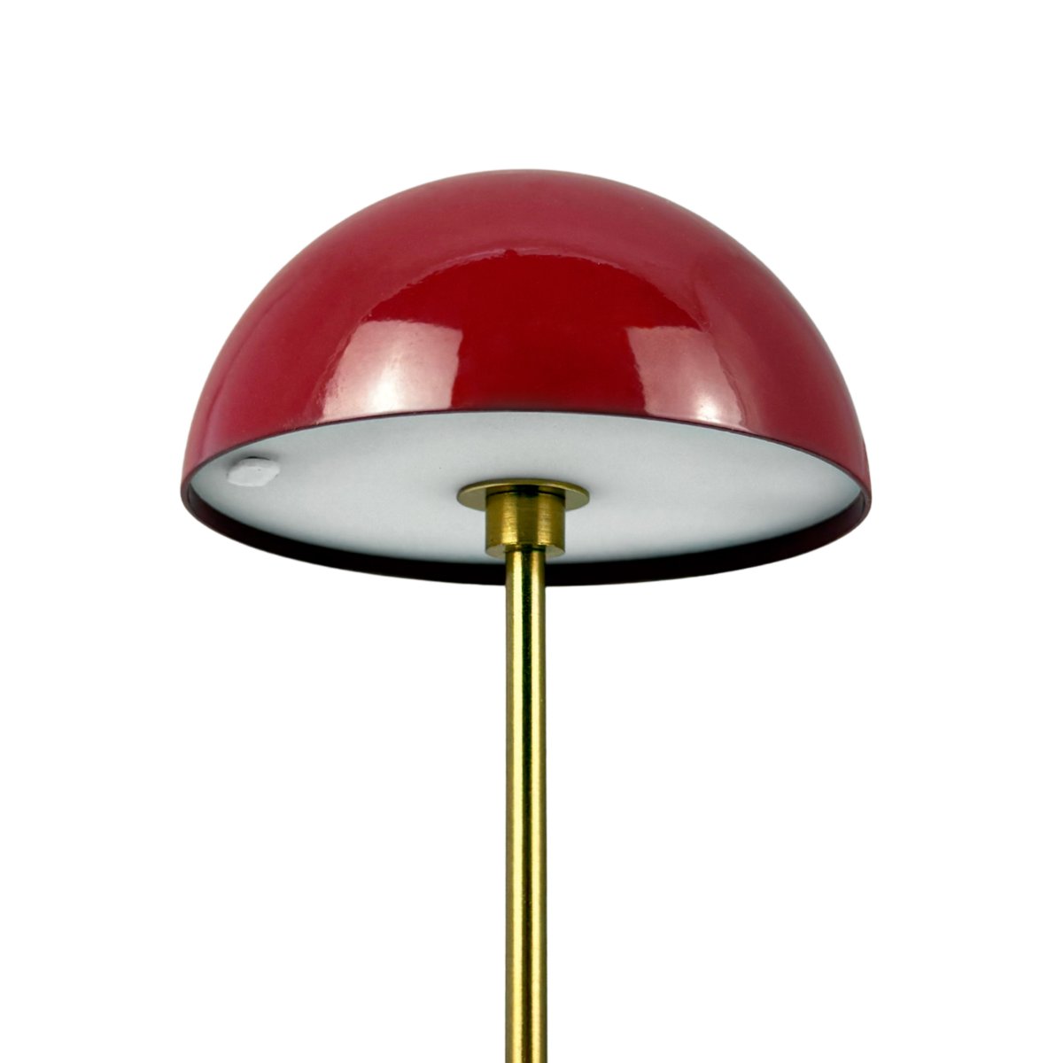 Along Ensemble 20cm ROUGE portable De Dyberg Larsen - Les lampes sont &eacute;quip&eacute;es de LED int&eacute;gr&eacute;es et offrent trois niveaux de luminosit&eacute; r&eacute;glables gr&acirc;ce &agrave; un variateur tactile situ&eacute; sur le dessus.