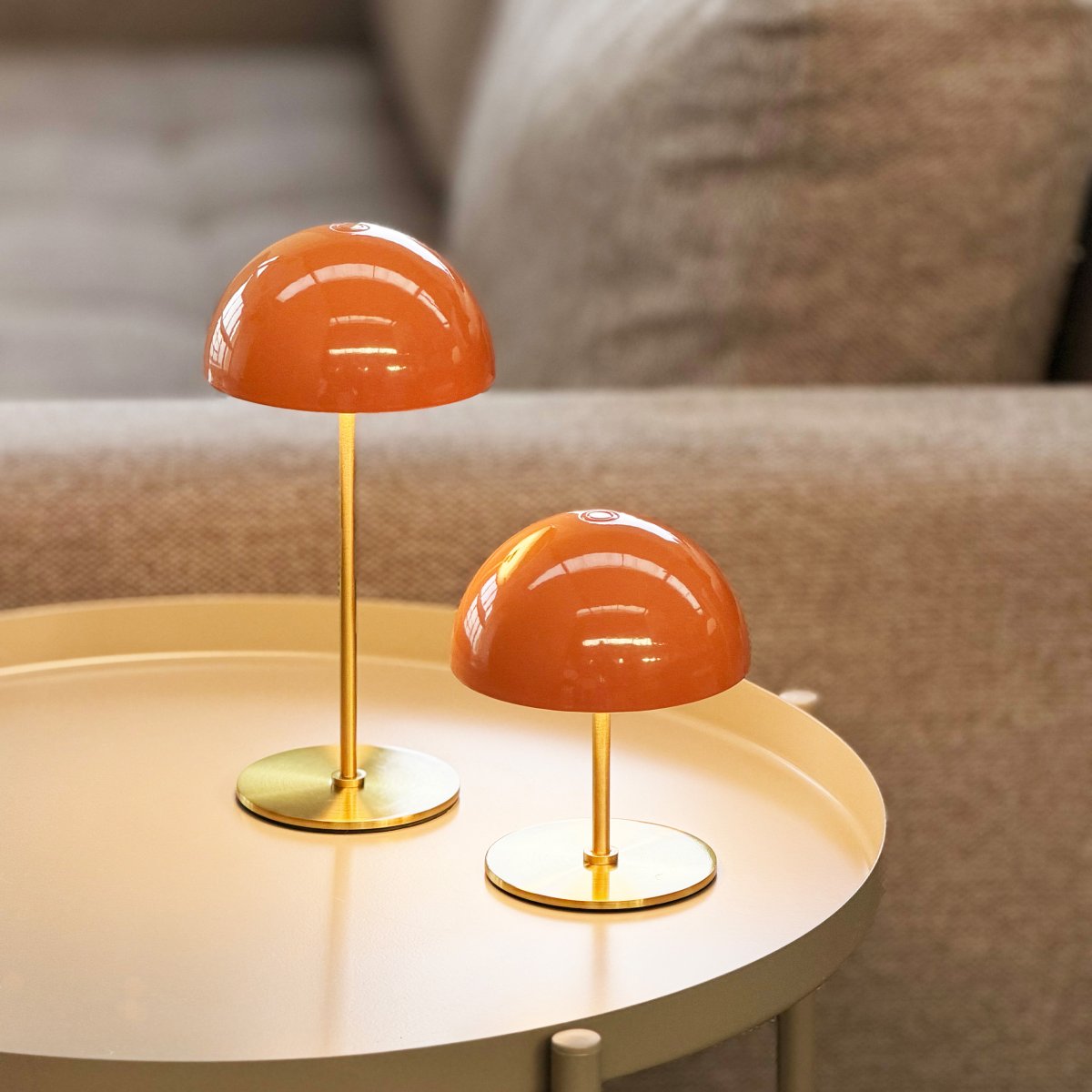 Along Ensemble 20cm Orange portable De Dyberg Larsen - Les lampes sont &eacute;quip&eacute;es de LED int&eacute;gr&eacute;es et offrent trois niveaux de luminosit&eacute; r&eacute;glables gr&acirc;ce &agrave; un variateur tactile situ&eacute; sur le dessus.