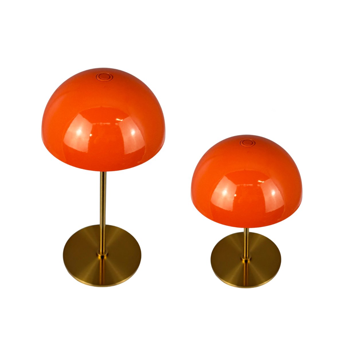 Along Ensemble 20cm Orange portable De Dyberg Larsen - Les lampes sont &eacute;quip&eacute;es de LED int&eacute;gr&eacute;es et offrent trois niveaux de luminosit&eacute; r&eacute;glables gr&acirc;ce &agrave; un variateur tactile situ&eacute; sur le dessus.