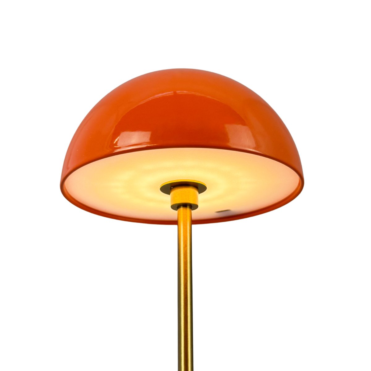 Along Ensemble 20cm Orange portable De Dyberg Larsen - Les lampes sont &eacute;quip&eacute;es de LED int&eacute;gr&eacute;es et offrent trois niveaux de luminosit&eacute; r&eacute;glables gr&acirc;ce &agrave; un variateur tactile situ&eacute; sur le dessus.
