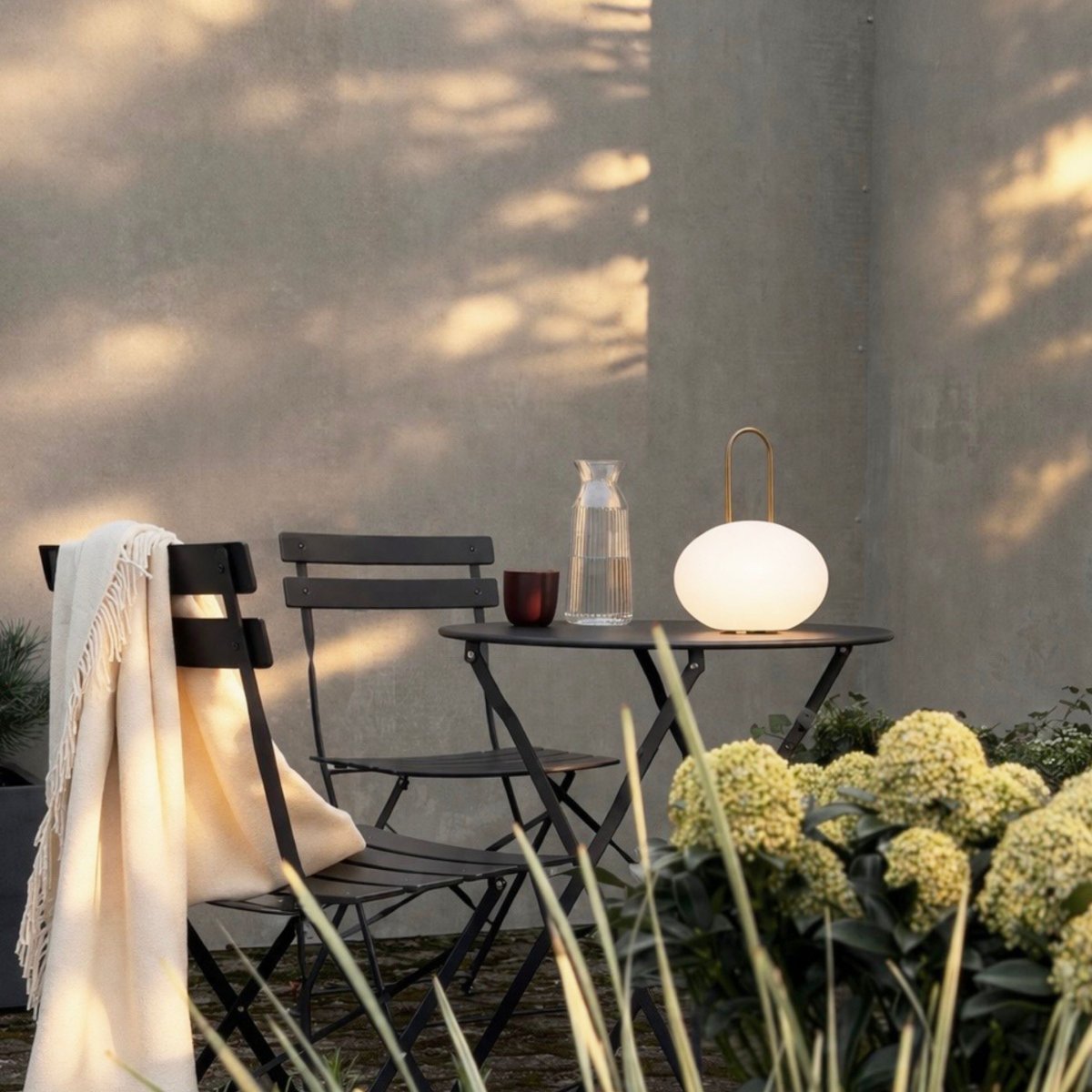 Ellipse 27cm Blanc portable De Dyberg Larsen - Cette lampe portable est id&eacute;ale pour une utilisation en ext&eacute;rieur et parfaite pour une terrasse, un balcon ou un jardin.