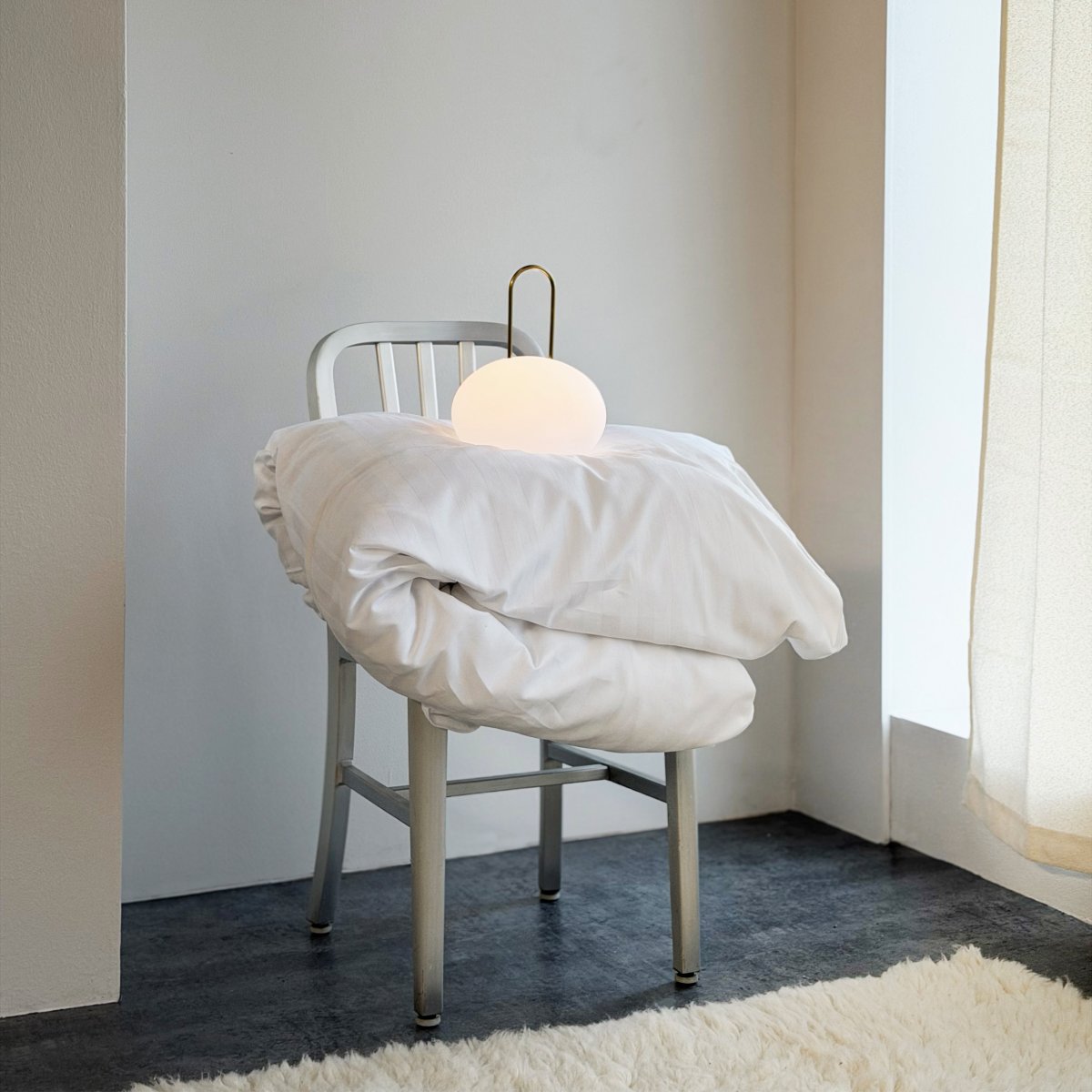Ellipse 27cm Blanc portable De Dyberg Larsen - Cette lampe portable est id&eacute;ale pour une utilisation en ext&eacute;rieur et parfaite pour une terrasse, un balcon ou un jardin.