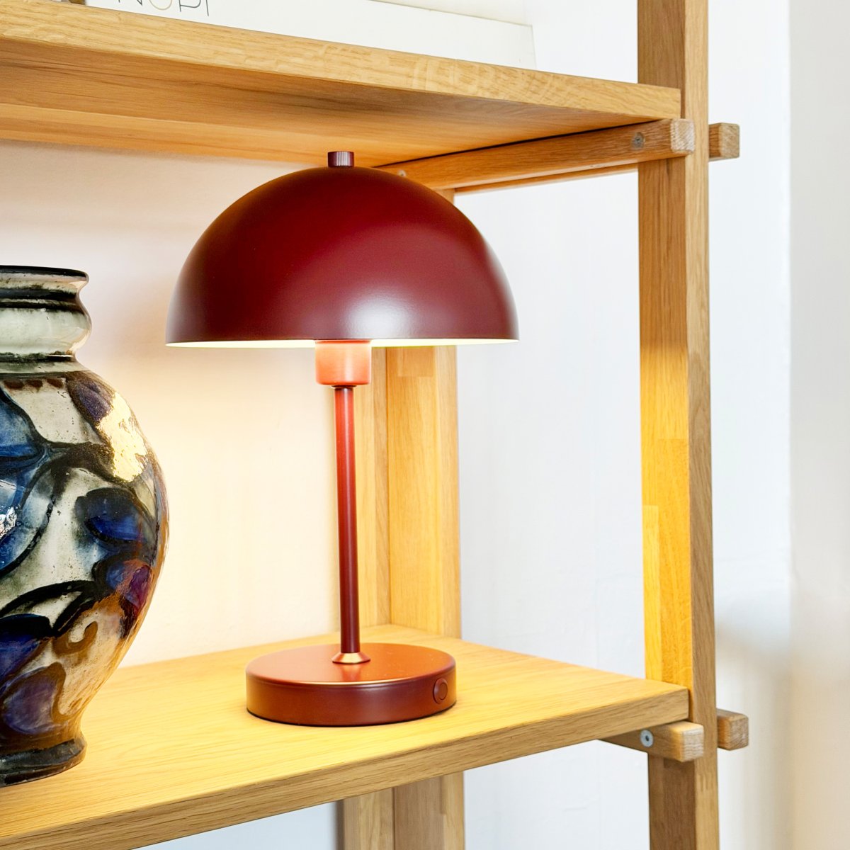 Stockholm 30cm ROUGE portable De Dyberg Larsen - Un indicateur de batterie pratique s'allume en vert lorsque la lampe est compl&egrave;tement charg&eacute;e et en rouge lorsque la batterie est faible.