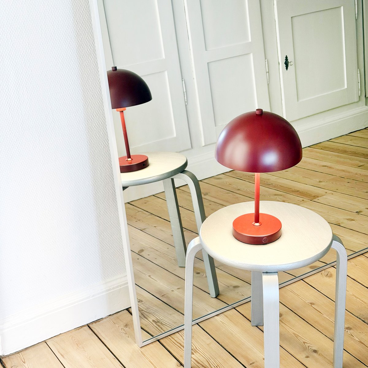 Stockholm 30cm ROUGE portable De Dyberg Larsen - Un indicateur de batterie pratique s'allume en vert lorsque la lampe est compl&egrave;tement charg&eacute;e et en rouge lorsque la batterie est faible.