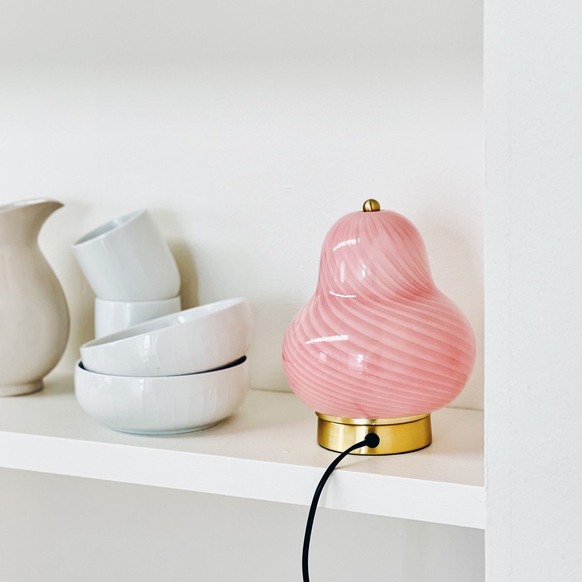 Lucy 20cm Rose lampe de table De Dyberg Larsen - La lampe en forme d'ampoule lui confère un aspect charmant et accrocheur, tandis que l'élégante base en laiton ajoute une sensation de luxe.
