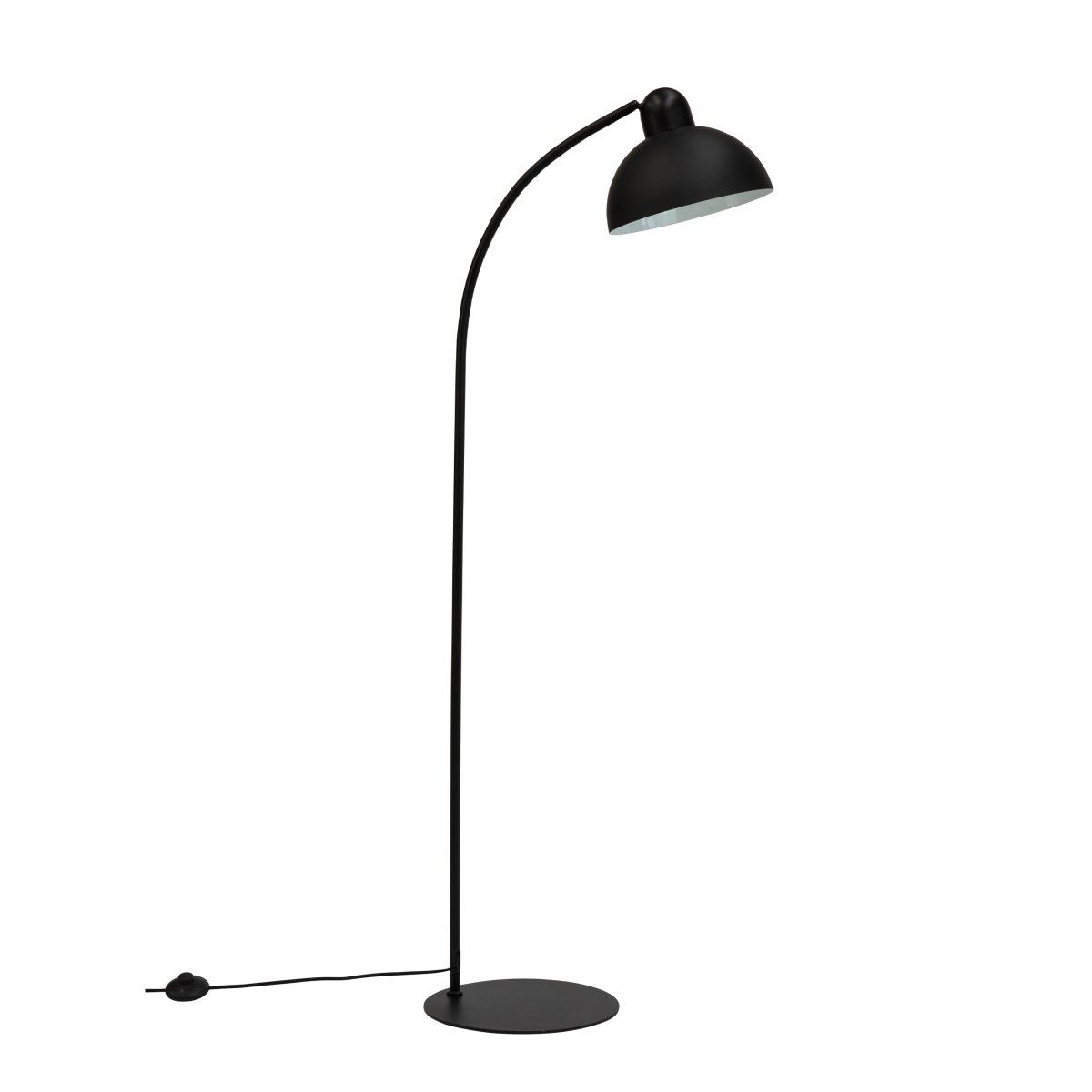 Eric Noir lampadaire De Dyberg Larsen - La base robuste de la lampe et sa finition noire mate créent un look intemporel idéal pour les espaces de vie et de travail.