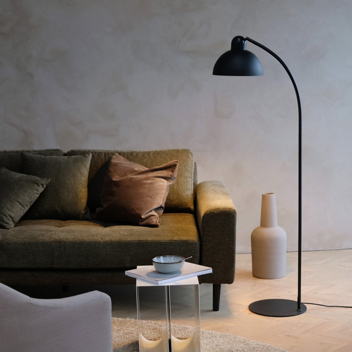 Eric Noir lampadaire De Dyberg Larsen - La base robuste de la lampe et sa finition noire mate créent un look intemporel idéal pour les espaces de vie et de travail.