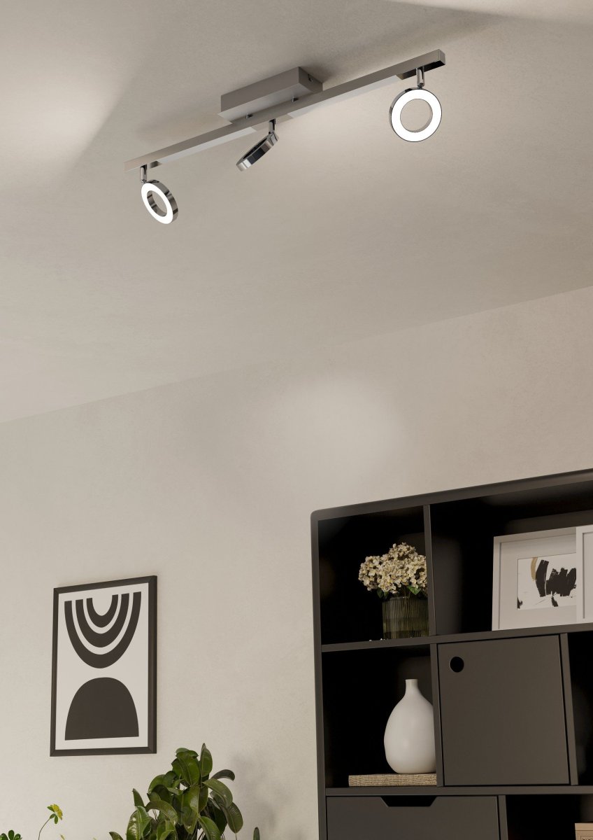 Cardillo 3 Chrome spot De Eglo - L'&eacute;clairage LED int&eacute;gr&eacute; produit une lumi&egrave;re blanche chaude et vive, id&eacute;ale pour les couloirs ou les cuisines, par exemple.